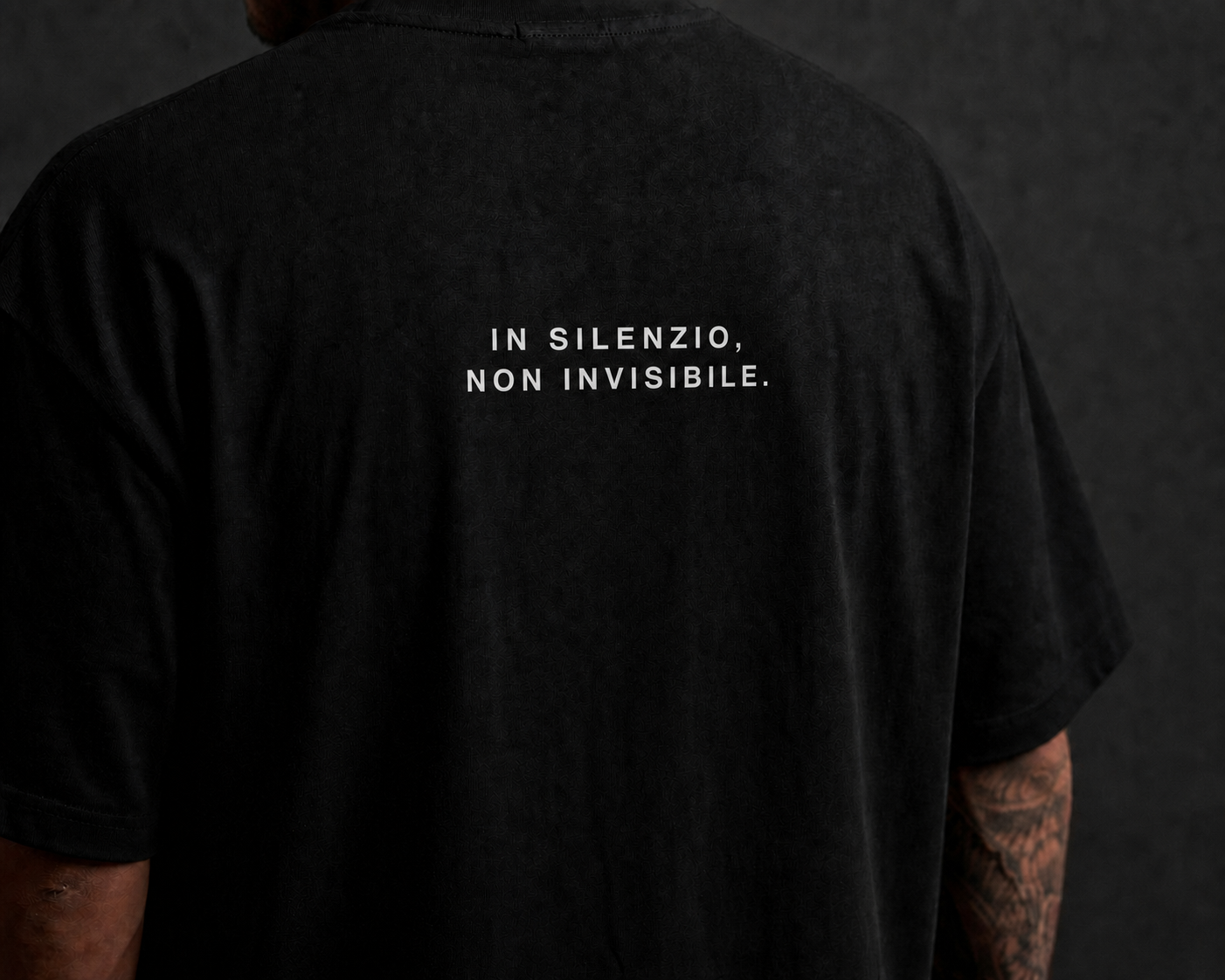 Detalle posterior de la playera NOCTRA con slogan centrado